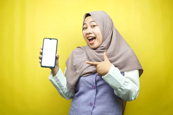 Smuk Ung Asiatisk Muslimsk Kvinde Chokeret Overrasket Wow Udtryk Hånd - Stock-foto