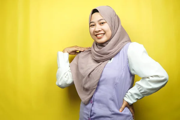 Hermosa Joven Mujer Musulmana Asiática Sonriendo Con Confianza Frente Cámara — Foto de Stock