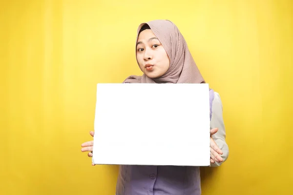 Hübsche Junge Muslimin Schockiert Überrascht Wow Hand Hält Leeres Transparent — Stockfoto