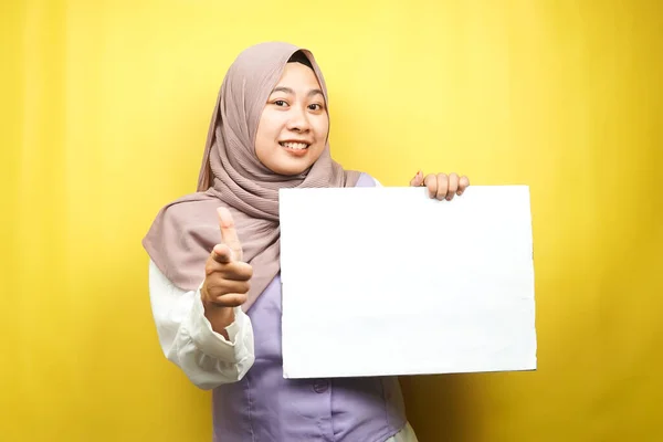 Mulher Muçulmana Muito Jovem Alegre Segurando Banner Vazio Branco Cartaz — Fotografia de Stock