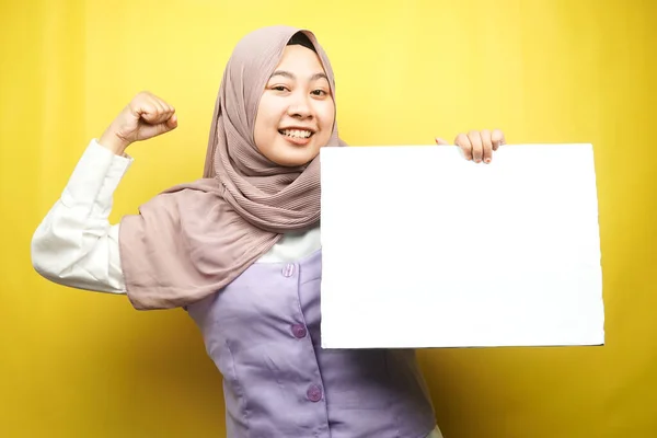 Hübsche Junge Muslimische Frau Hält Fröhlich Leere Transparente Plakate Weiße — Stockfoto