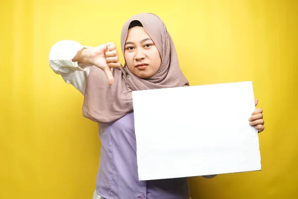 Mulher Muçulmana Muito Jovem Não Gosta Mão Segurando Banner Vazio — Fotografia de Stock