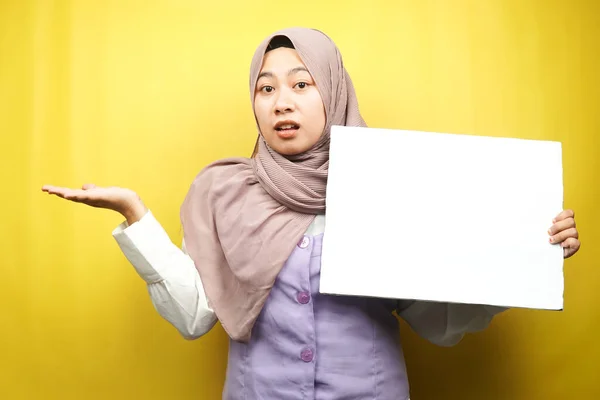 Pretty Young Muslim Woman Confuse Hand Holding Blank Empty Banner — Stock Photo, Image