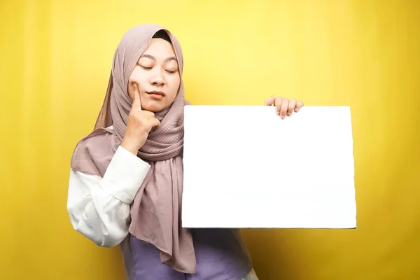 Όμορφη Νεαρή Μουσουλμάνα Γυναίκα Σκέφτεται Χέρι Κρατώντας Κενό Πανό Πλακάτ — Φωτογραφία Αρχείου