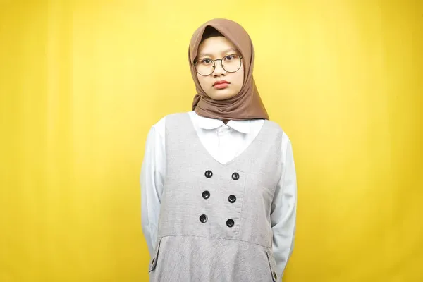 Mooie Aziatische Jonge Moslim Vrouw Zoek Naar Camera Geïsoleerd Gele — Stockfoto