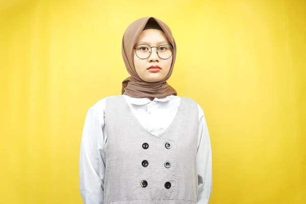 Hermosa Asiático Joven Musulmán Mujer Mirando Cámara Aislado Amarillo Fondo —  Fotos de Stock