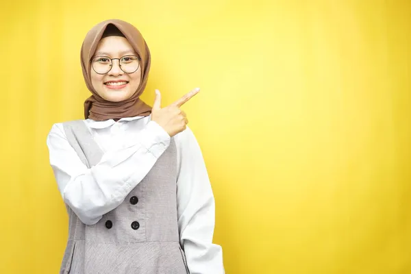 Mooie Jonge Aziatische Moslim Vrouw Met Handen Wijzen Lege Ruimte — Stockfoto