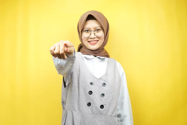 Vacker Ung Asiatisk Muslimsk Kvinna Med Händerna Pekande Kameran Vill — Stockfoto