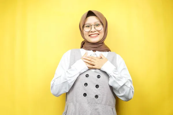 Beautiful Young Asian Muslim Woman Smiling Surprised Cheerful Hands Holding — Stock Photo, Image