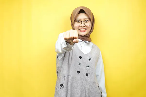 Красивая Молодая Азиатская Мусульманка Улыбается Уверенно Восторженно Весело Кулаками Сжатыми — стоковое фото