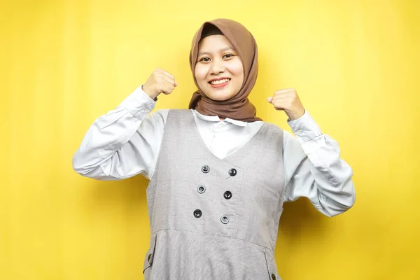 美しい若いアジアのイスラム教徒の女性は 自信を持って笑顔 熱狂的かつ手で明るく 成功の兆候 パンチ 恐れていない 黄色の背景に隔離された — ストック写真