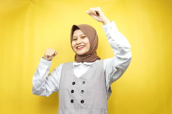 Krásná Mladá Asijská Muslimka Usměvavá Sebevědomá Nadšená Veselá Rukama Zaťatýma — Stock fotografie