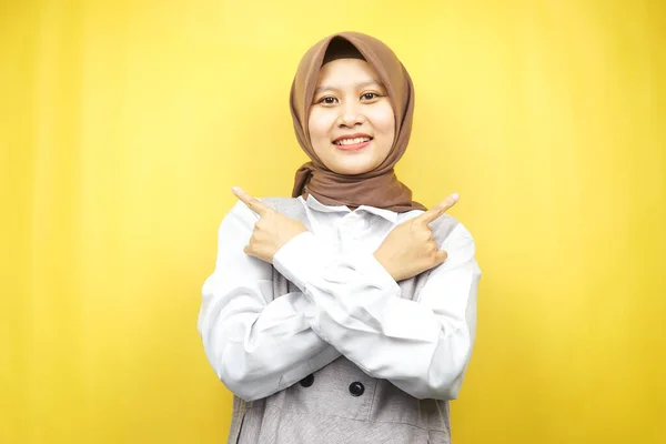 Wanita Muslim Asia Muda Yang Cantik Tersenyum Percaya Diri Antusias — Stok Foto