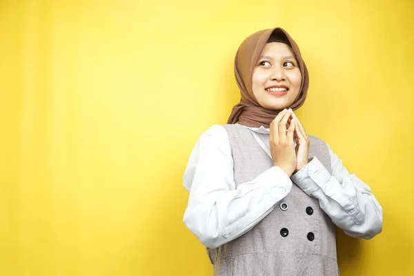 Красивая Молодая Азиатская Мусульманка Уверенно Весело Выглядит Пустое Пространство Представляя — стоковое фото