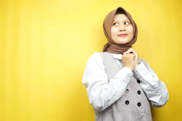 Hermosa Joven Asiático Musulmán Mujer Confidente Alegre Buscando Vacío Espacio —  Fotos de Stock