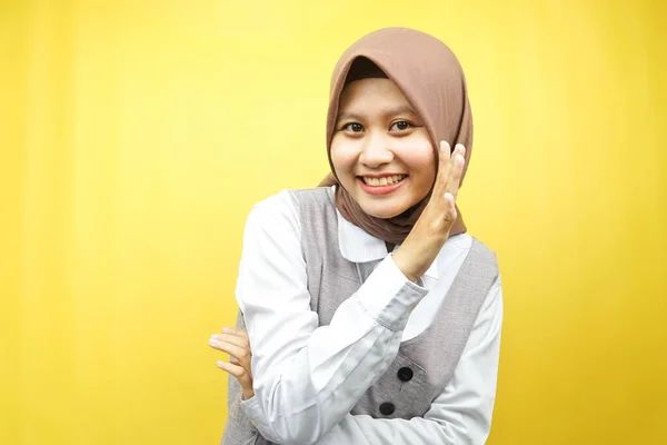 Schöne Junge Asiatische Muslimin Lächelt Selbstbewusst Und Aufgeregt Die Kamera — Stockfoto