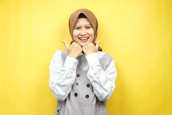 美しい若いアジアのイスラム教徒の女性の笑顔幸せ かわいい 快適な感じ 世話を感じ 良い感じ 手で黄色の背景に孤立あごを保持 — ストック写真