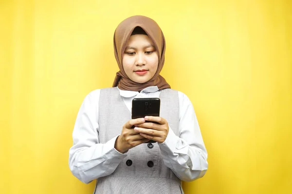 Красивая Азиатская Молодая Мусульманка Держит Смартфон Изолирован Желтом Фоне — стоковое фото