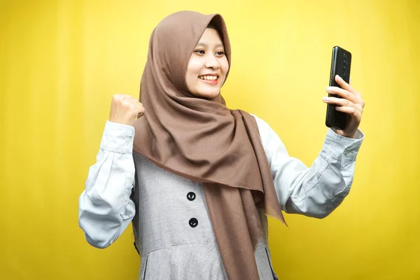 Красива Молода Азіатська Мусульманка Посміхається Впевнено Захоплююче Весела Руками Тримаючи — стокове фото