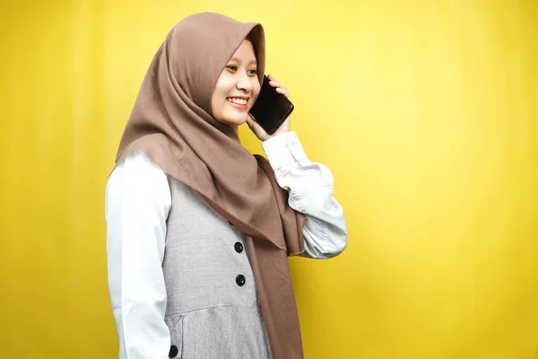 Beautiful Young Asian Muslim Woman Smiling Confidently Cheerfully Calling Someone — Stock Photo, Image