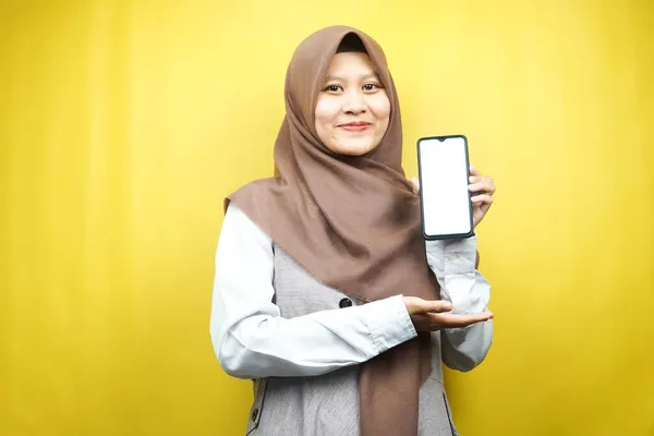 Красива Молода Азіатська Мусульманка Посміхається Впевнено Схвильовано Руками Тримає Смартфон — стокове фото