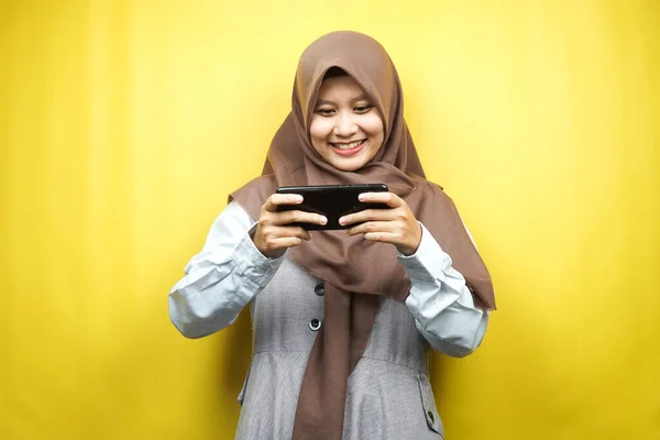 Wanita Muslim Asia Yang Cantik Dengan Tangan Memegang Smartphone Bermain — Stok Foto