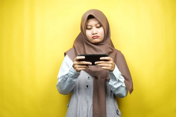 Mooie Aziatische Jonge Moslim Vrouw Met Hand Vasthouden Smartphone Het — Stockfoto