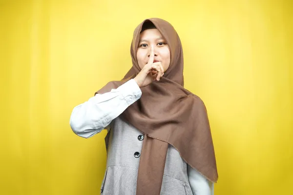 美丽的亚洲年轻的穆斯林妇女 手指在嘴上 告诉安静 不要发出声音 降低你的声音 不要说话 孤立在黄色的背景下 — 图库照片