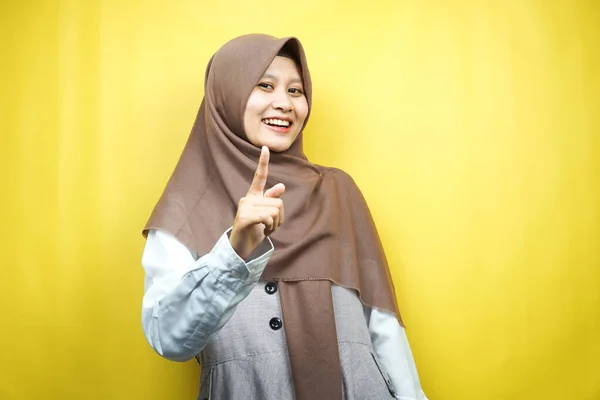 Beautiful Young Asian Muslim Woman Smiling Confident Cheerful Hands Pointing — Stock Photo, Image