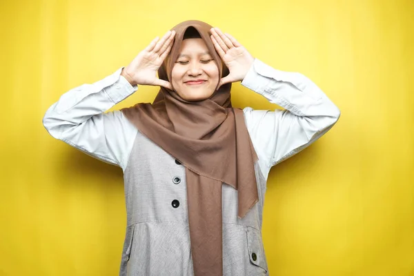 美しい若いアジアのイスラム教徒の女性 憎しみ 黄色の背景に隔離されたカメラを見て動揺 — ストック写真