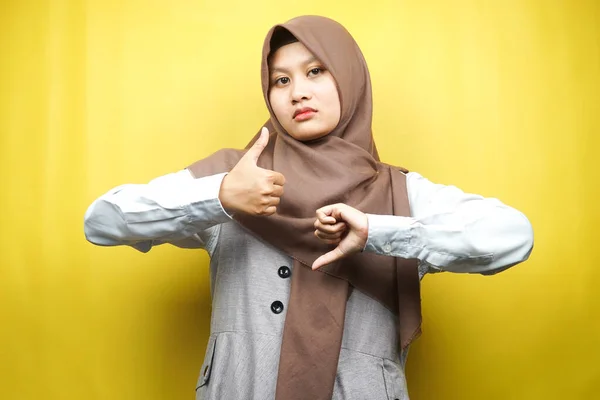 Gyönyörű Ázsiai Fiatal Muszlim Kézzel Jel Mint Vagy Nem Tetszik — Stock Fotó