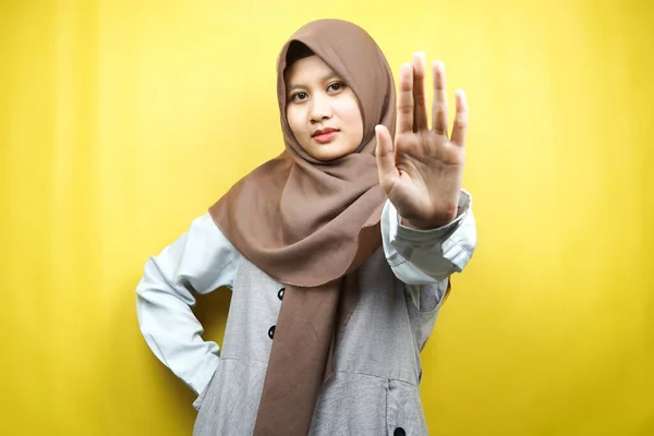 Hermosa Mujer Joven Musulmana Asiática Con Mano Señal Stop Mano —  Fotos de Stock