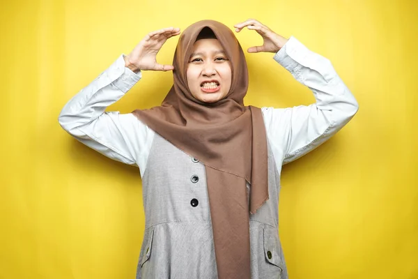 Mooie Jonge Aziatische Moslim Vrouw Geschokt Duizelig Gestrest Ongelukkig Veel — Stockfoto