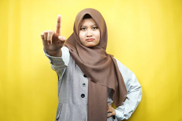 美しい積極的なアジアの若いイスラム教徒の女性 ナンバーワンの看板の手で カメラへの警告サインの手 黄色の背景に隔離された — ストック写真