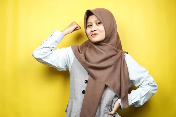 Mooie Aziatische Jonge Moslim Vrouw Met Verhoogde Spieren Kracht Teken — Stockfoto