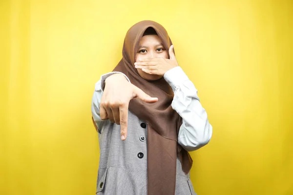 Όμορφη Νεαρή Μουσουλμάνα Γυναίκα Χέρι Καλύπτει Στόμα Χέρι Δείχνει Προς — Φωτογραφία Αρχείου