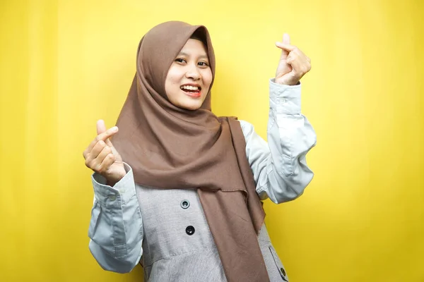 Piękna Młoda Muzułmanka Azjatycka Uśmiechnięta Koreańskim Znakiem Miłosnym Ręka Blisko — Zdjęcie stockowe