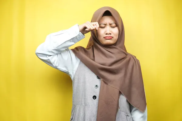 Όμορφη Νεαρή Μουσουλμάνα Γυναίκα Κλαίει Χέρια Σκουπίζουν Δάκρυα Απομονώνονται Κίτρινο — Φωτογραφία Αρχείου