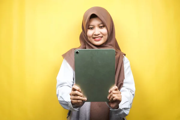 Piękna Młoda Muzułmanka Azjatycka Uśmiechnięta Podekscytowana Radosna Tabletka Odizolowana Żółtym — Zdjęcie stockowe