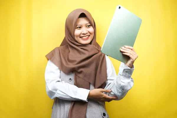 Schöne Junge Asiatische Muslimin Lächelnd Aufgeregt Und Fröhlich Tablette Der — Stockfoto