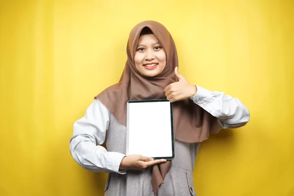 Красива Молода Азіатська Мусульманка Посміхається Схвильована Весела Тримає Планшет Білим — стокове фото