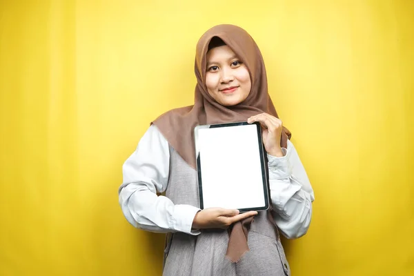 Hermosa Joven Asiática Musulmana Mujer Sonriente Emocionada Alegre Celebración Tableta —  Fotos de Stock