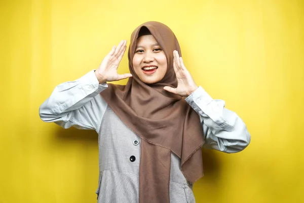 美しい若いアジアのイスラム教徒の女性笑顔 黄色の背景に孤立興奮し 陽気な — ストック写真