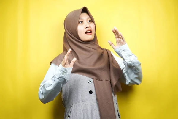 Gyönyörű Fiatal Ázsiai Muszlim Megdöbbent Meglepett Wow Kifejezés Nézi Üres — Stock Fotó