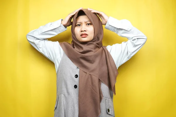 美しい若いアジアのイスラム教徒の女性は すごい表現 手を頭に 黄色の背景に孤立をショックを受けた — ストック写真
