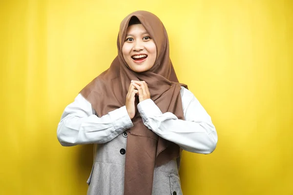 Gyönyörű Fiatal Ázsiai Muszlim Megdöbbent Meglepett Wow Kifejezés Elszigetelt Sárga — Stock Fotó