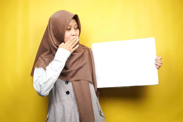 Csinos Fiatal Muszlim Gondolkodás Kezében Üres Banner Tábla Fehér Tábla — Stock Fotó