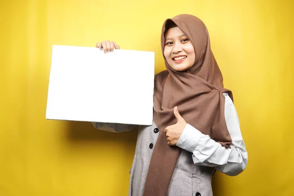 Досить Молода Мусульманка Весела Тримає Порожній Банер Плакат Білу Дошку — стокове фото
