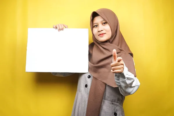 Mujer Musulmana Bastante Joven Alegre Sosteniendo Banner Vacío Blanco Pancarta —  Fotos de Stock