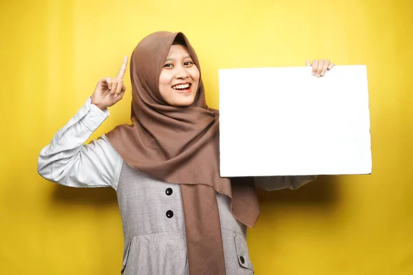かなり若いイスラム教徒の女性陽気に空のバナー プラカード ホワイトボード 空白の看板 白い広告板を保持し コピースペースで何かを提示し プロモーション — ストック写真